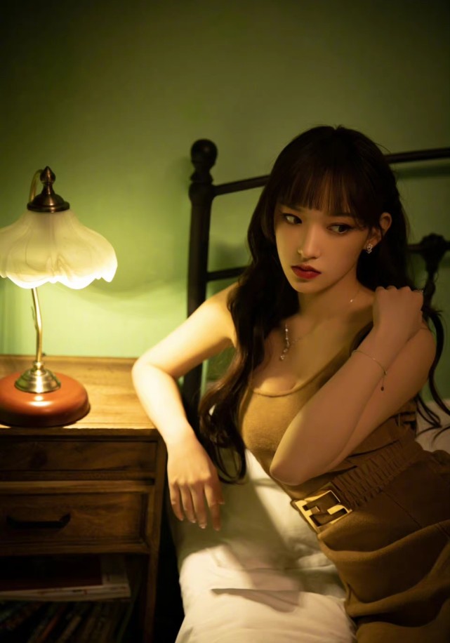 程潇饭拍生图曝光长卷发氛围感拉满身材完美被称芭比娃娃