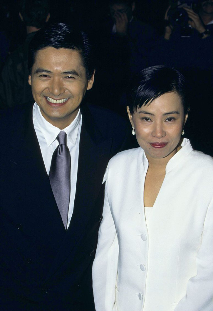 周润发夫妇同框陈荟莲黑白造型看似低调实际却很上档次