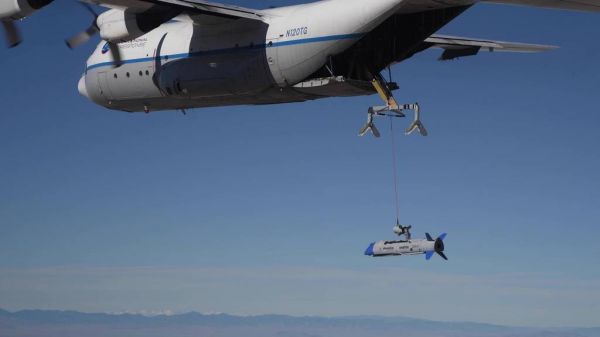 "空中母舰"雏形？美军运输机首次成功空中回收无人机
