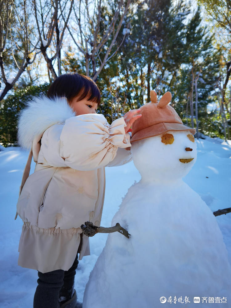 雪後天晴,陽光下出門堆雪人的小寶寶|小寶寶_新浪新聞