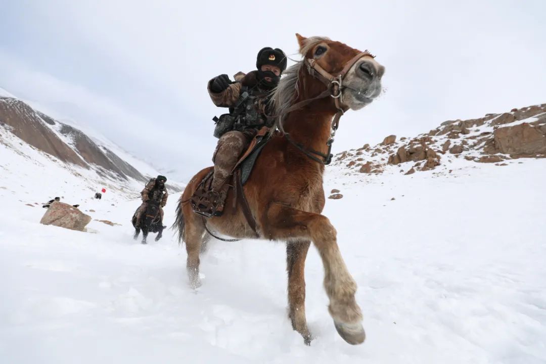 图为马小龙骑马巡逻.胡铮摄