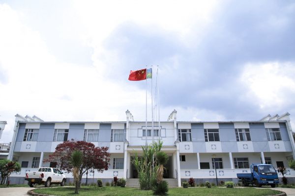 这是10月11日在卢旺达南方省胡耶市拍摄的中国援卢农业技术示范中心大楼。新华社