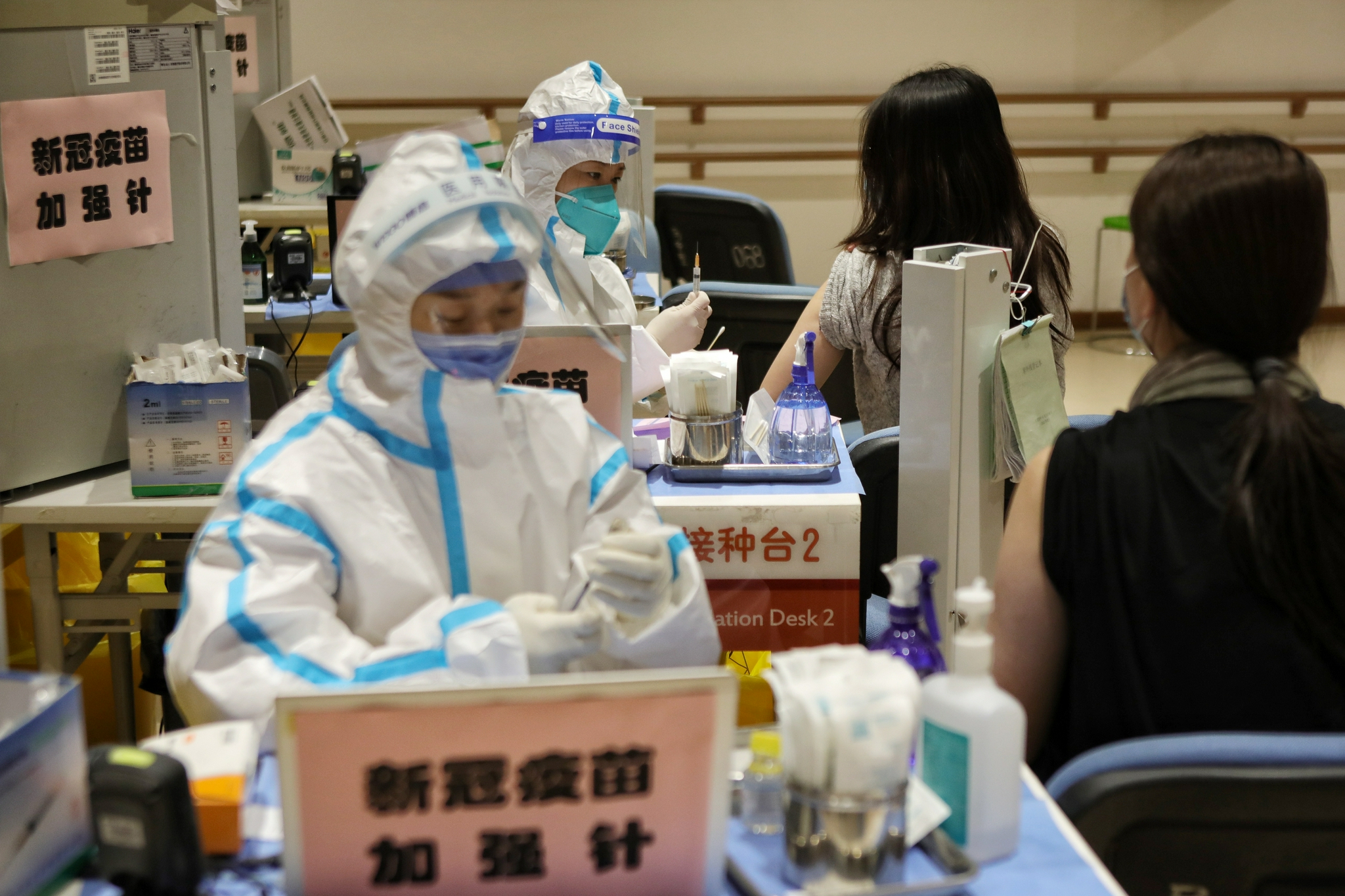 新冠疫苗开夜场居民错峰接种加强针