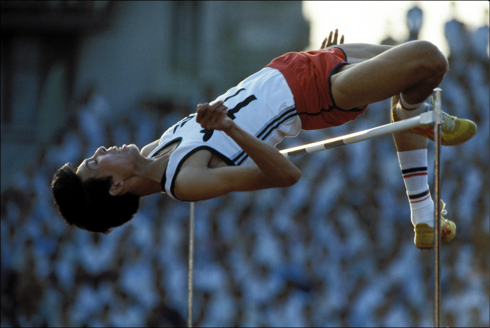 中国跳高传奇朱建华来到进博会希望有人能打破我的全国纪录