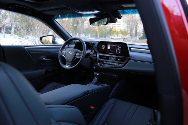 来到内饰,不得不说,我们拿到的这台试驾车没有选择f sport版本车型