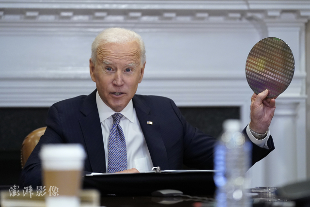 At the Semiconductor Conference held by the White House in April this year, Biden said with a silicon wafer in his hand: 