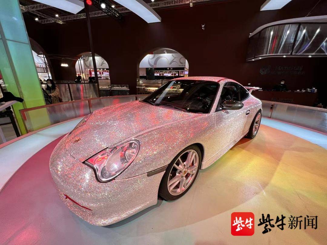 进博镇馆之宝blingbling40万颗宝石镶满保时捷跑车记者试驾体验