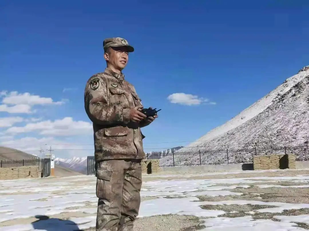 张洋摄万能"螺丝钉"马小龙很快就与时俱进地掌握了"开飞机"的最新技能