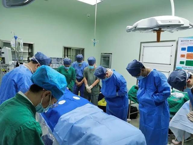 医生向遗体捐献者鞠躬.福医二院供图