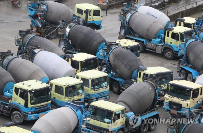 11月9日下午，韩国京畿道安养市一家工厂，成排的预拌混凝土运输车辆正在行驶。图片来源：韩联社