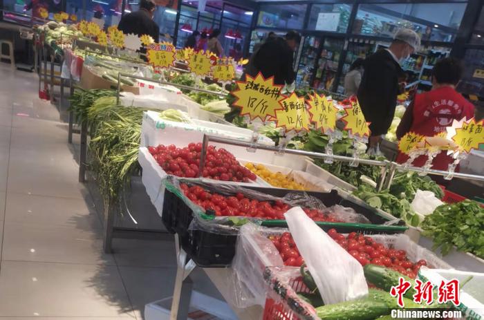 北京西城区某菜市场的蔬菜价格。 中新网记者 谢艺观 摄