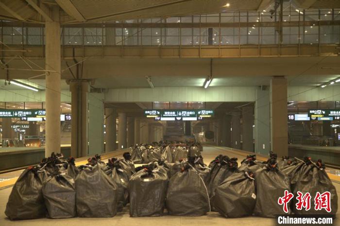 图为西安北站内等待运输的大量货物。张鹏 摄