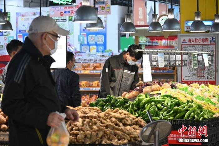资料图：市民正在超市选购蔬菜。 中新社记者 翟羽佳 摄