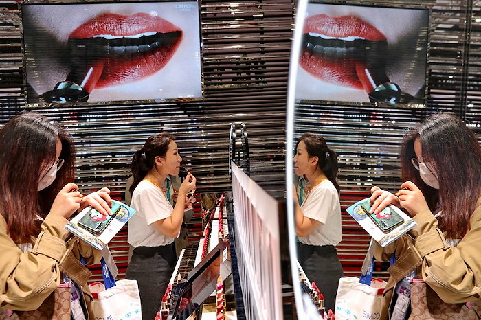 消费品展区，美妆及日化用品专区深受关注，多个展台前排满了长队。图片来源：视觉中国