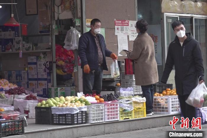 图为近日，兰州果蔬市场供应充足。艾庆龙 摄