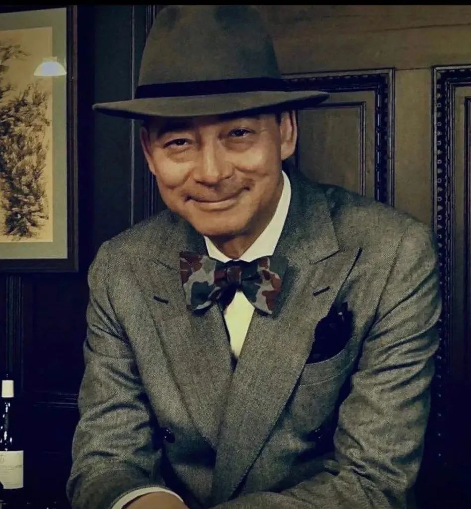 不愿再……对比林老爷子,不知那些拿着高片酬受着高待遇,却只会"伸腿