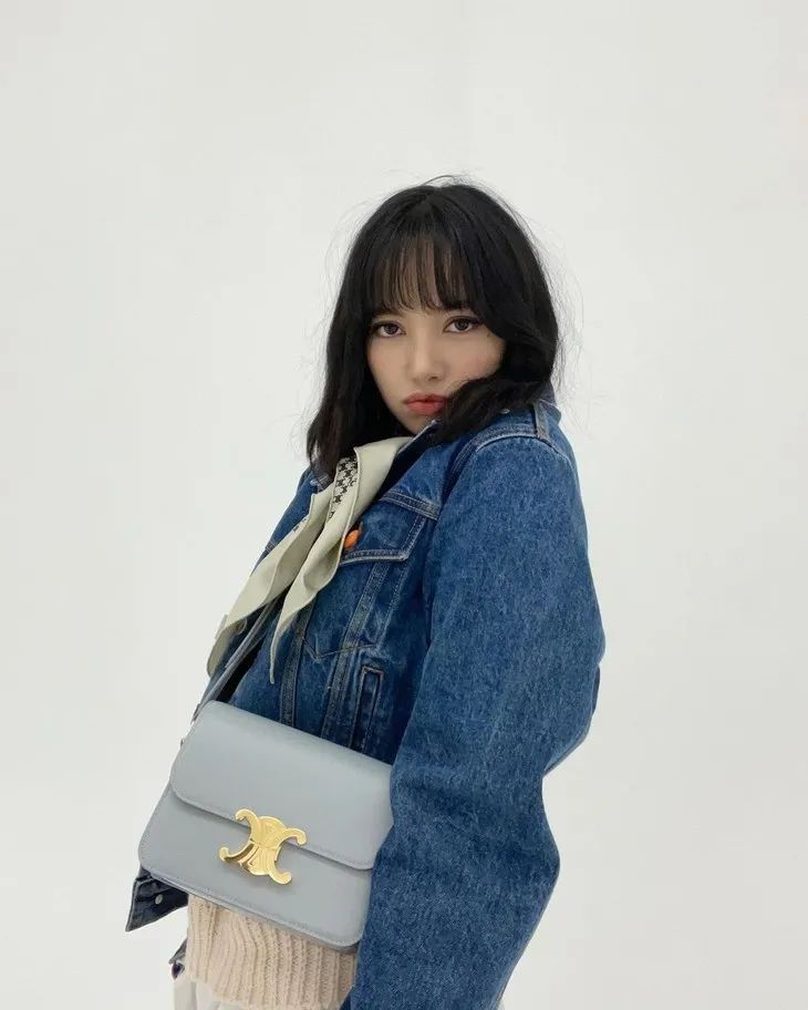  CELINE triomphe中号包袋 售价：28500元