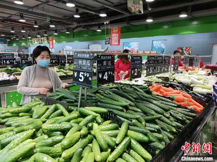 北京朝阳区一超市的蔬菜区。 左雨晴 摄