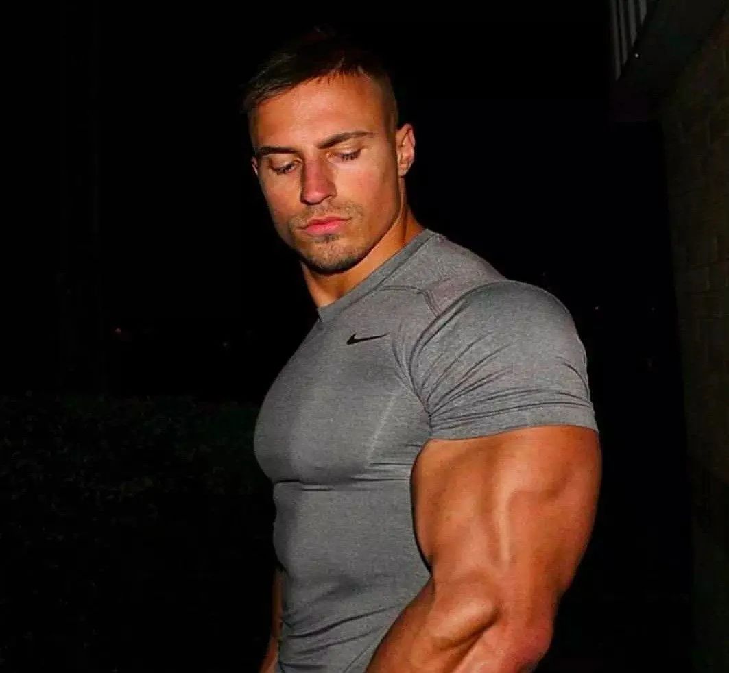 第一位看的就是腹肌,而最能体现男人安全感的身体部位,就非手臂莫属了