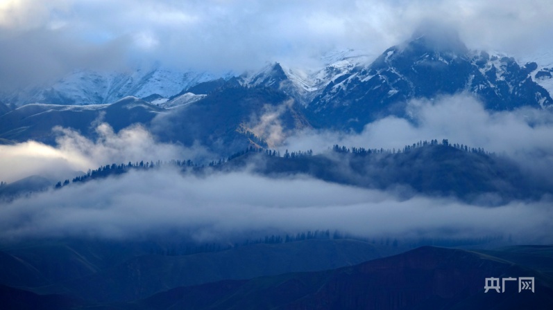 层峦叠嶂的祁连山脉（央广网记者张海东摄）
