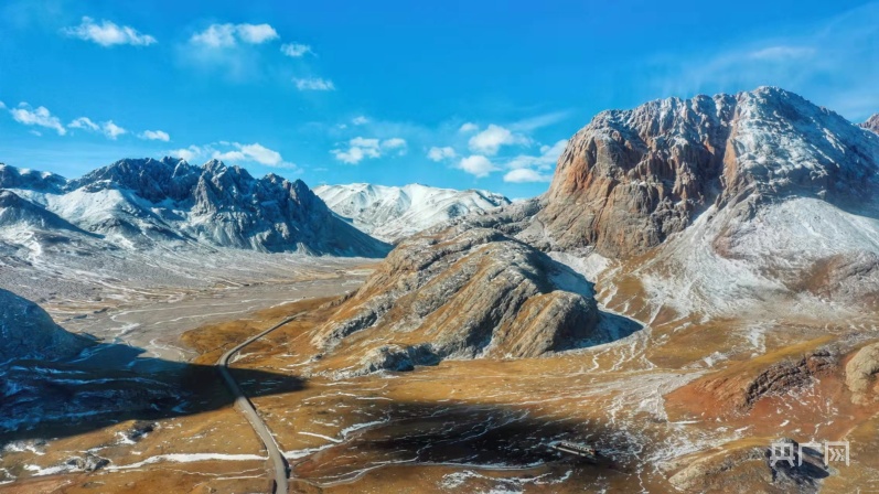 三江源国家公园内的冰川遗址索布查叶（央广网记者樊永涛摄）