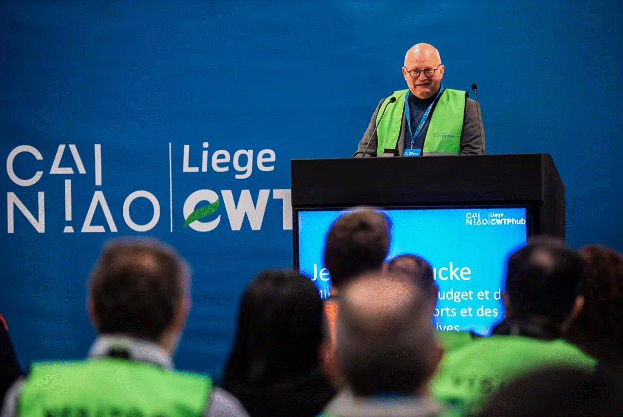 图注：瓦隆大区预算、财政、机场与基础建设部长让-吕克·克吕克现场致辞