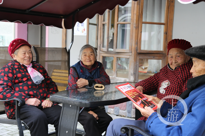 重庆涪陵:入冬放晴 老人们唠嗑享受幸福暖阳|养老_新浪新闻