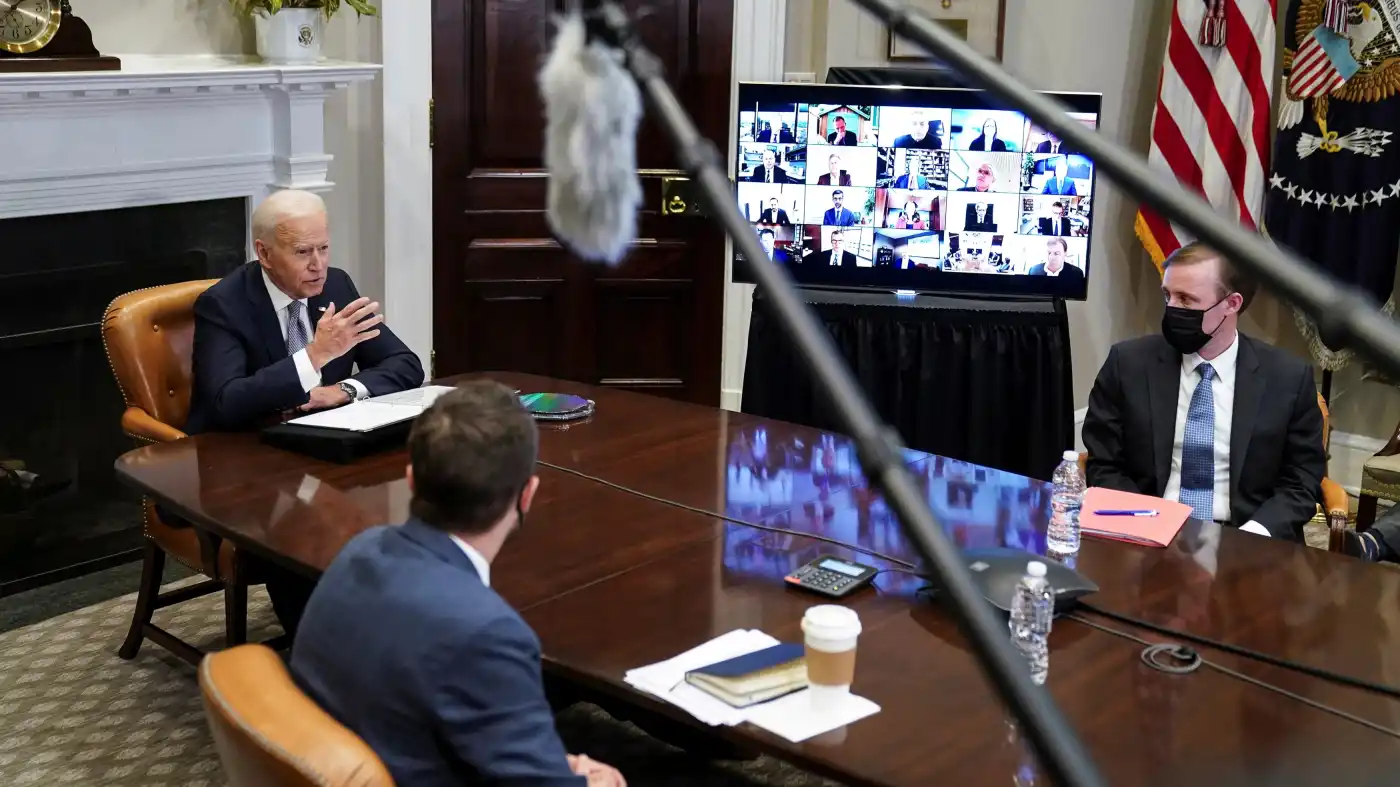 拜登在白宫举行的半导体虚拟峰会上与半导体企业首席执行官们交谈 图片来源：社交媒体