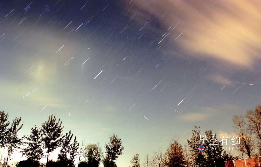 2001年11月19日凌晨在北京怀柔拍摄到的狮子座流星雨.(新华社发)