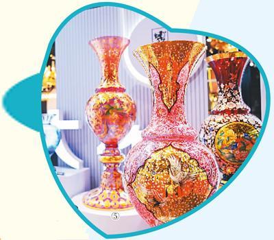 图⑤：在消费品展区展出的系列捷克手工彩绘艺术花瓶。蒋雨师摄（人民视觉）