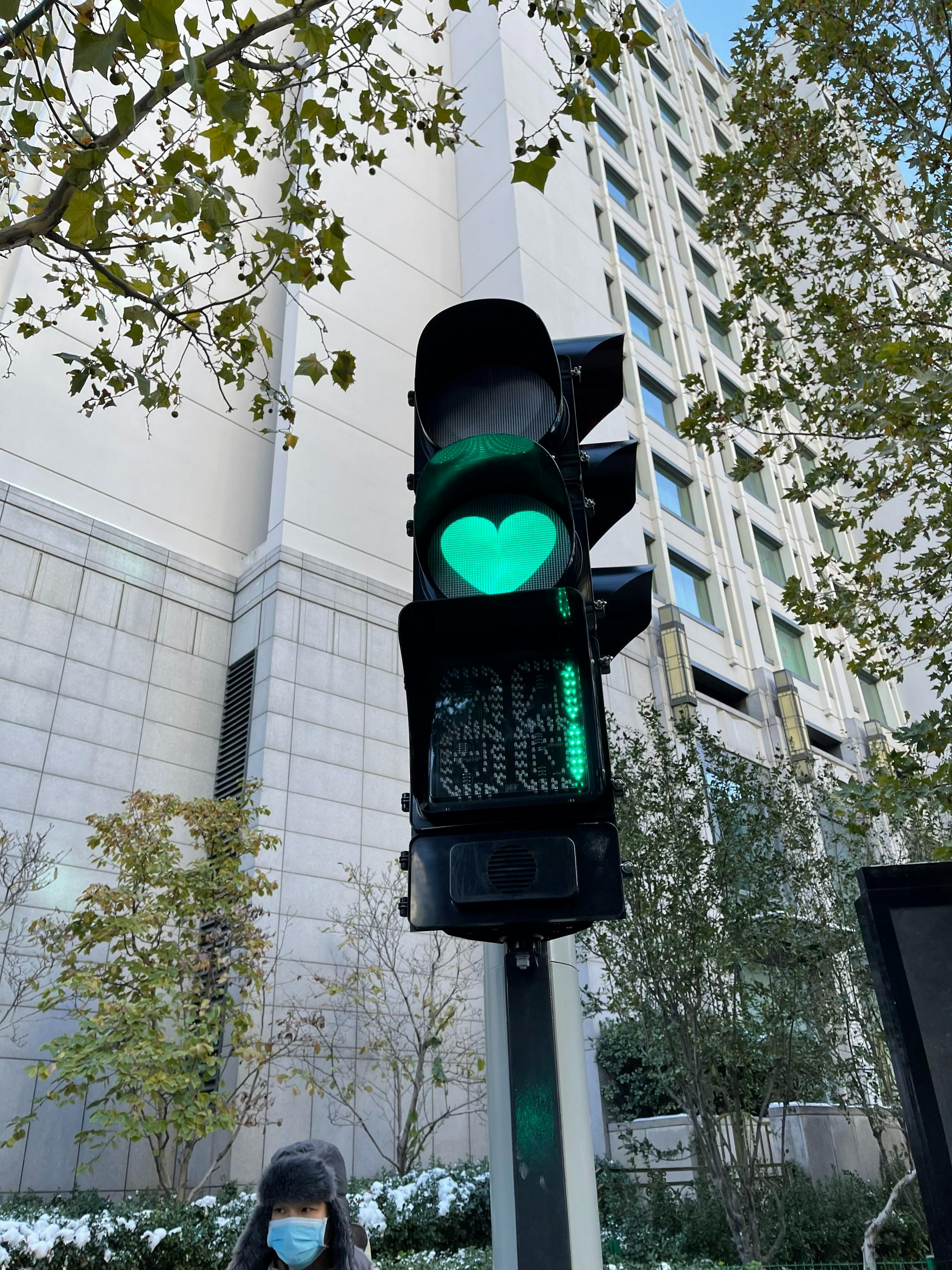 北京冬天里的小温暖:红绿灯"比心"了,不少市民打卡