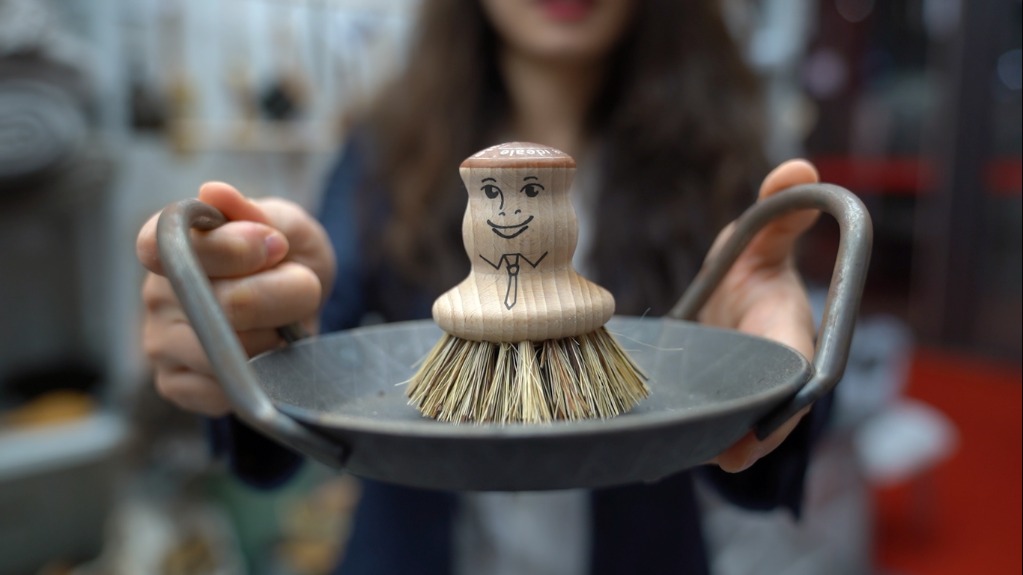 参展的毛刷制品.新华社记者 王翔 摄