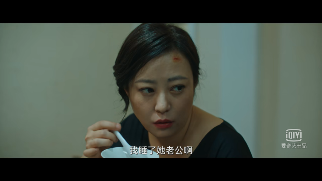 她一边吃饭,一边云淡风轻地说自己被厂长的老婆打,是因为自己出轨了