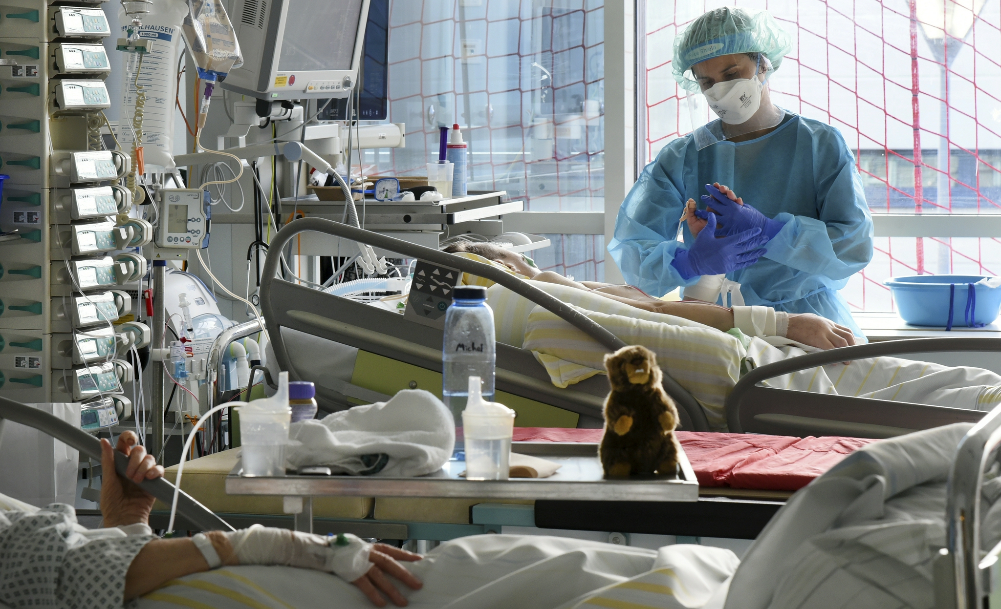 11月8日,医务人员在德国莱比锡大学医院重症监护室新冠病房内工作.