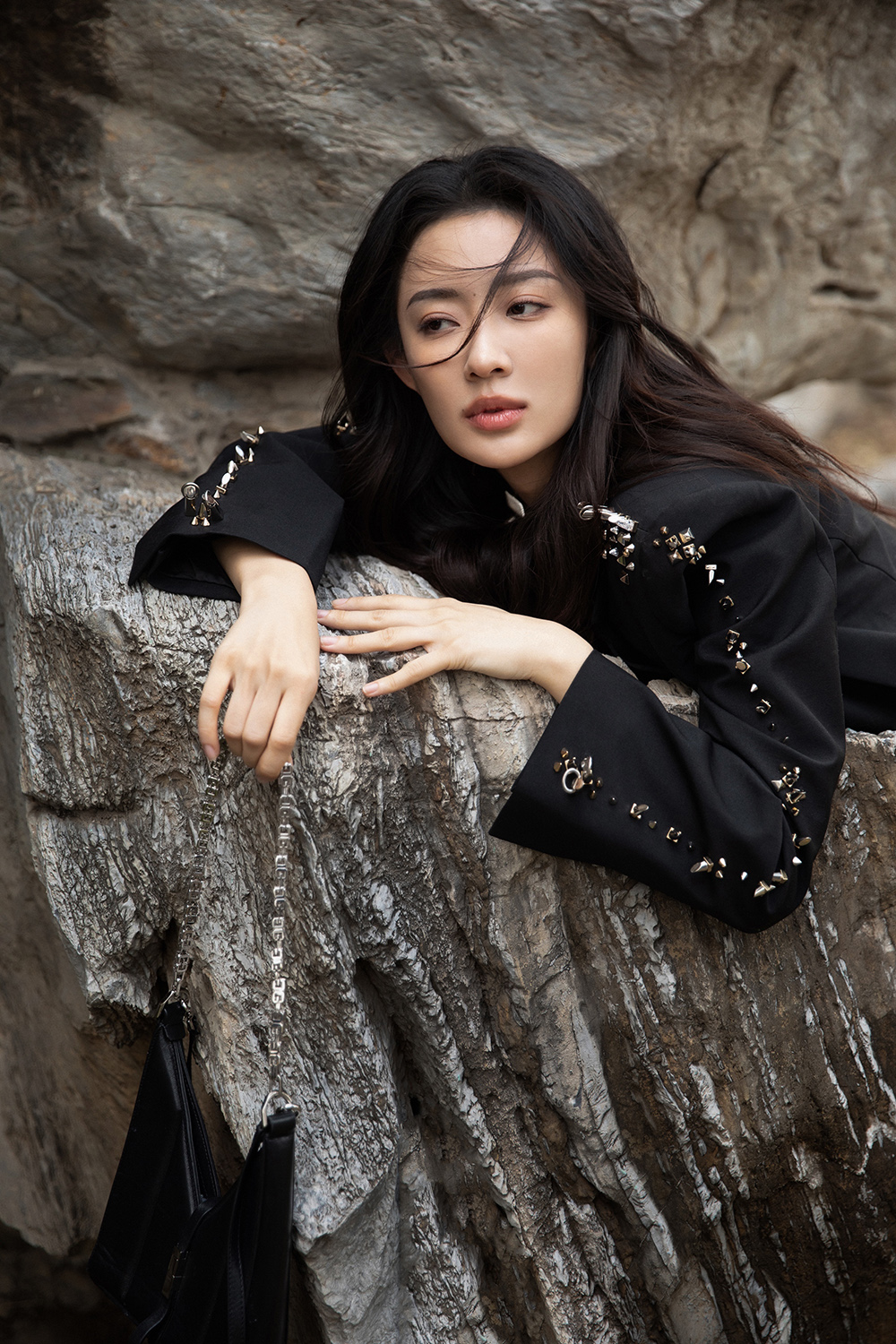 孙佳雨初冬静谧感大片 金属质感演绎酷飒型格|孙佳雨|型格|芦苇_新浪