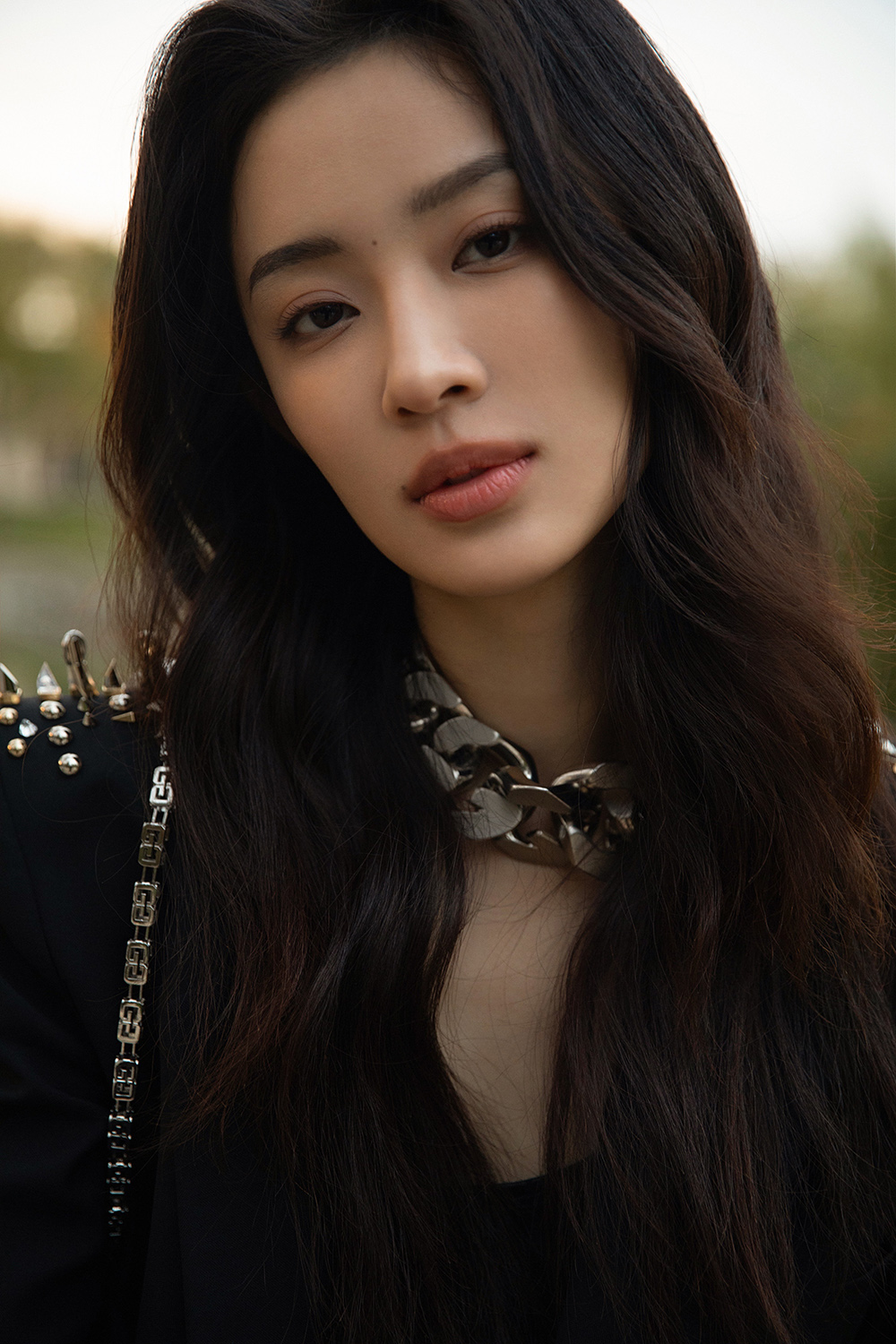 孙佳雨初冬静谧感大片金属质感演绎酷飒型格