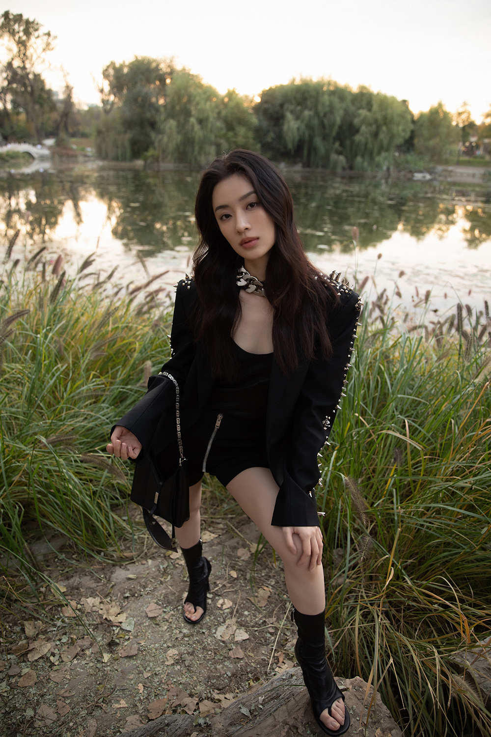 孙佳雨初冬静谧感大片金属质感演绎酷飒型格