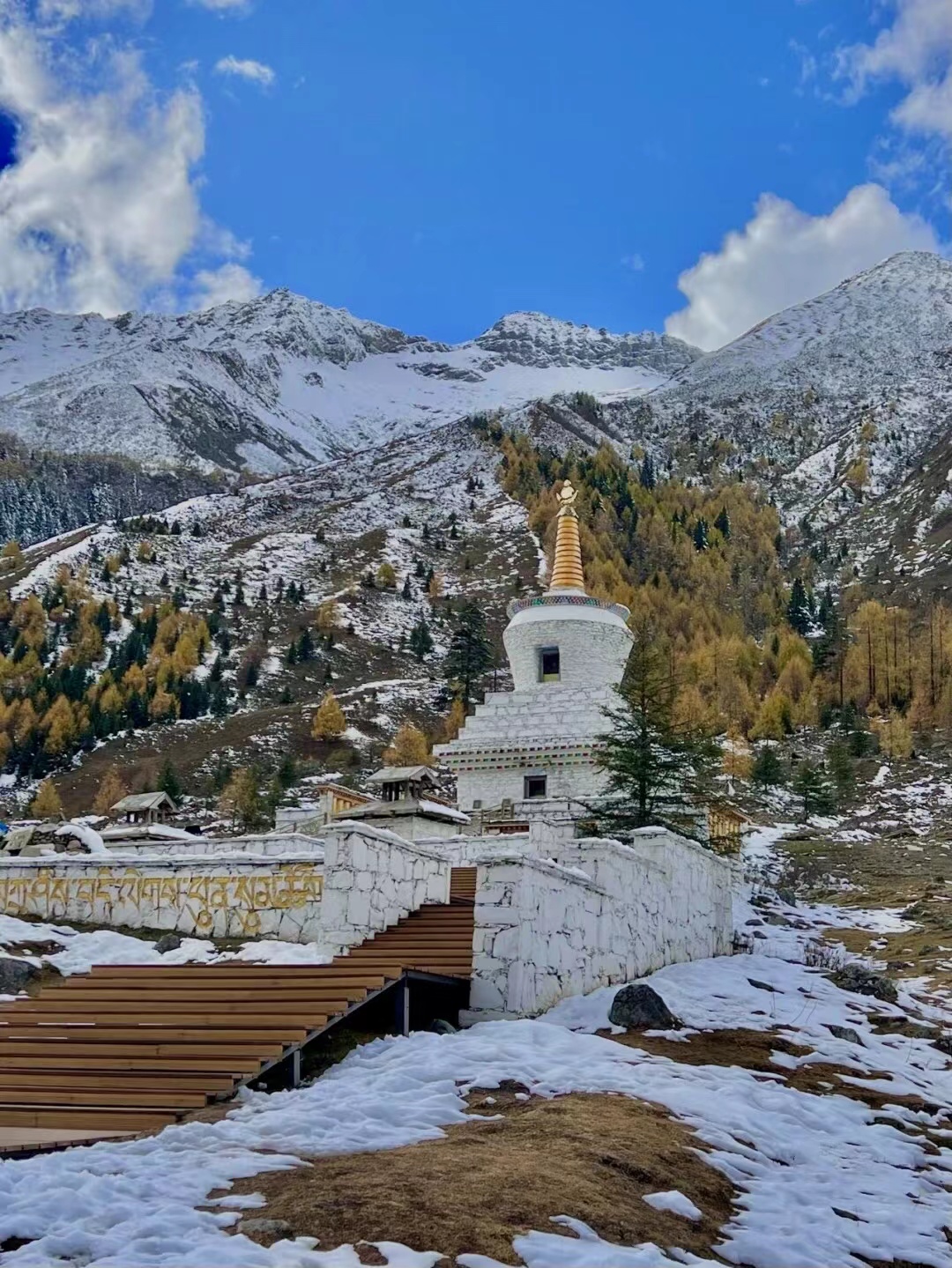 四姑娘山空灵雪景似琉璃宛若进入扑朔迷离的童话世界