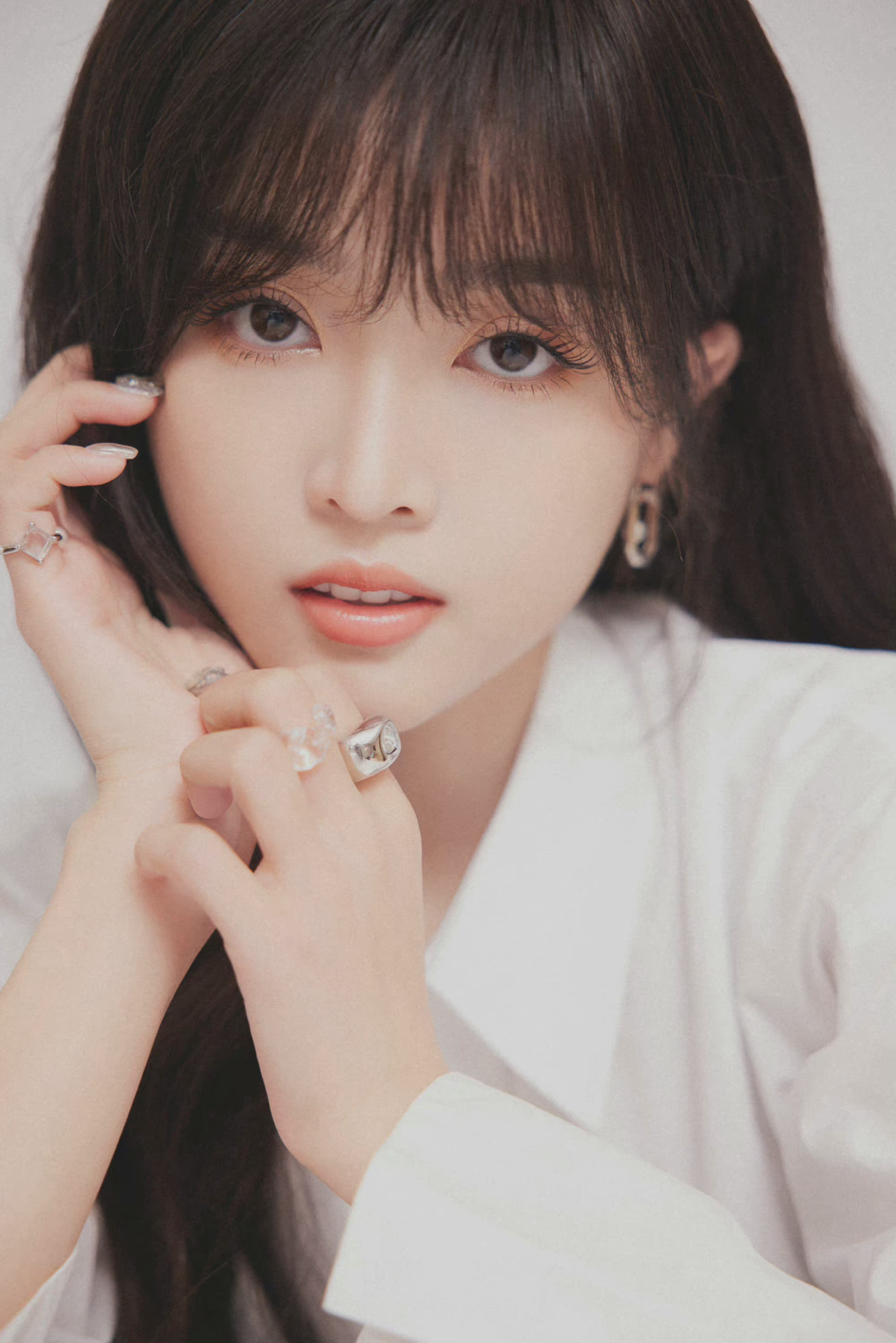 刘涛吴宣仪同框直播 吴宣仪初恋女友风写真白衬衫+卡其色裤子