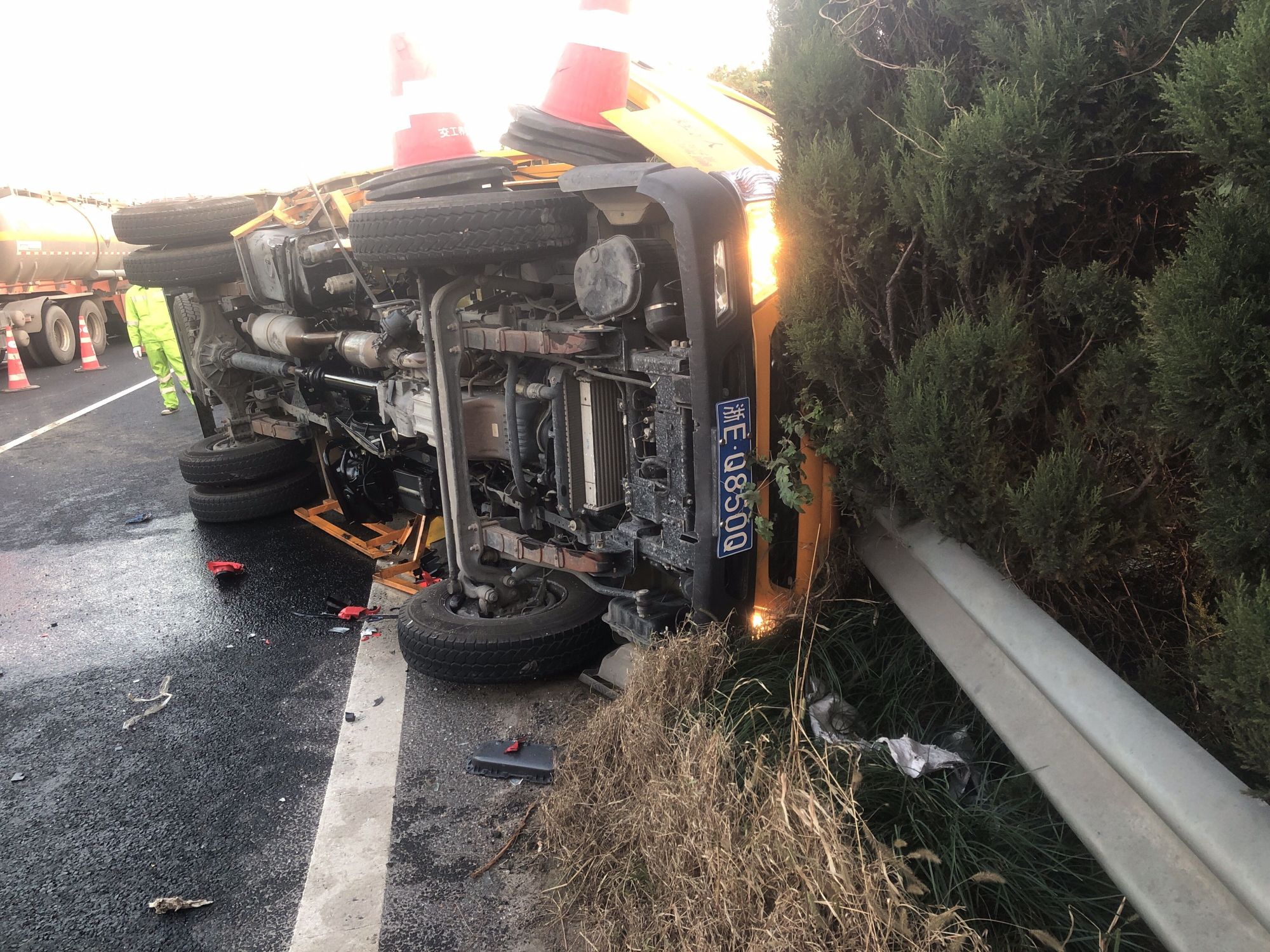 货车翻车,司机被困!海宁消防:保持安全车距,切勿疲劳驾驶
