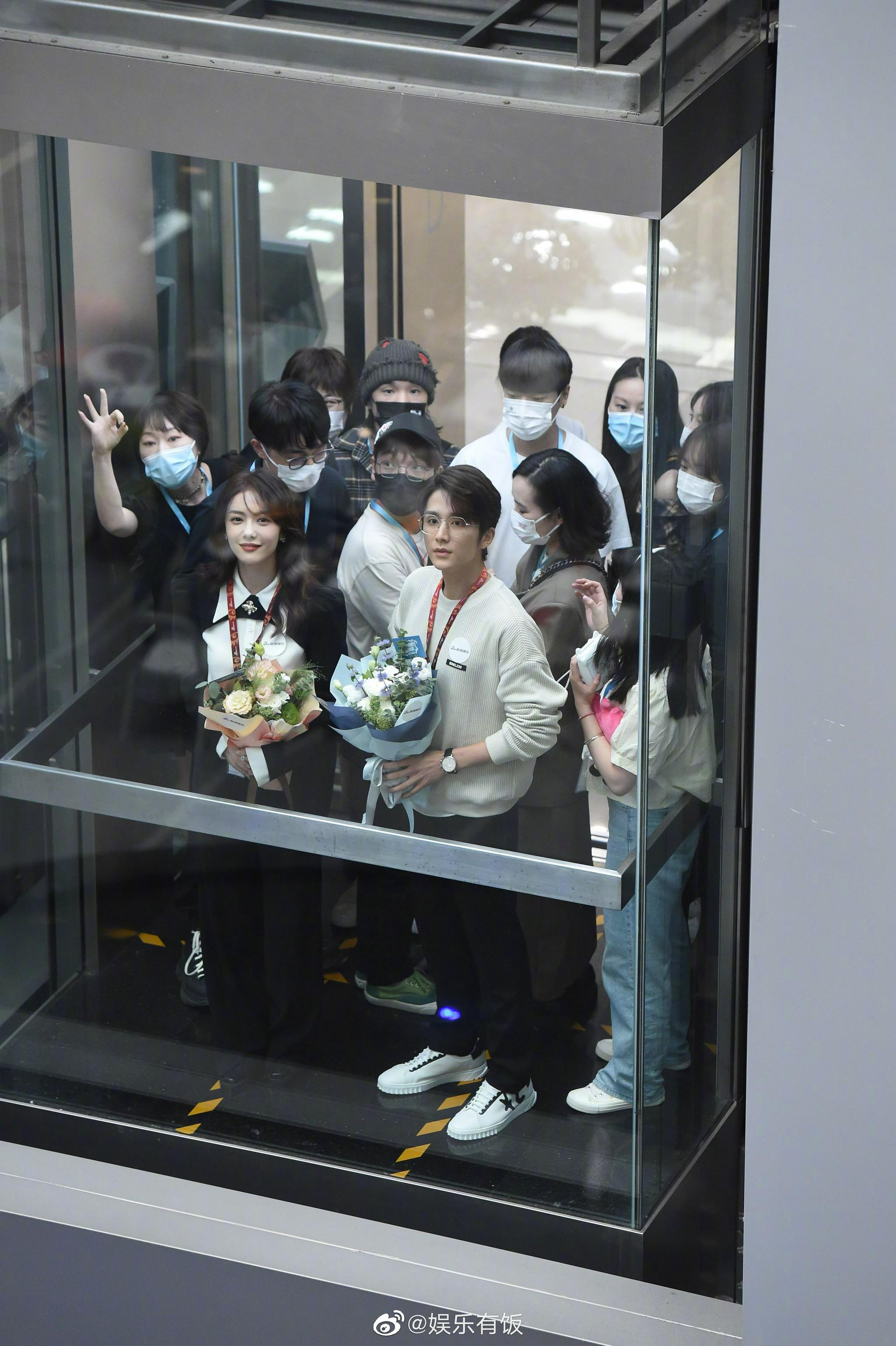 电梯出圈神图双人cp还是要看迪丽热巴吴磊这氛围感都嗑拉了