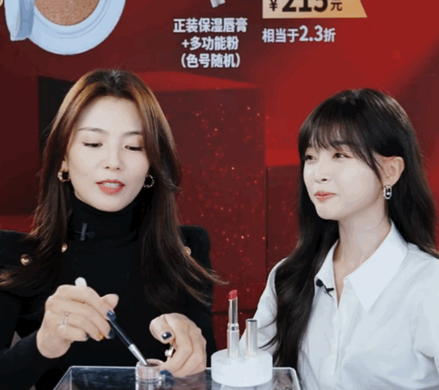 刘涛吴宣仪同框直播 吴宣仪初恋女友风写真白衬衫+卡其色裤子