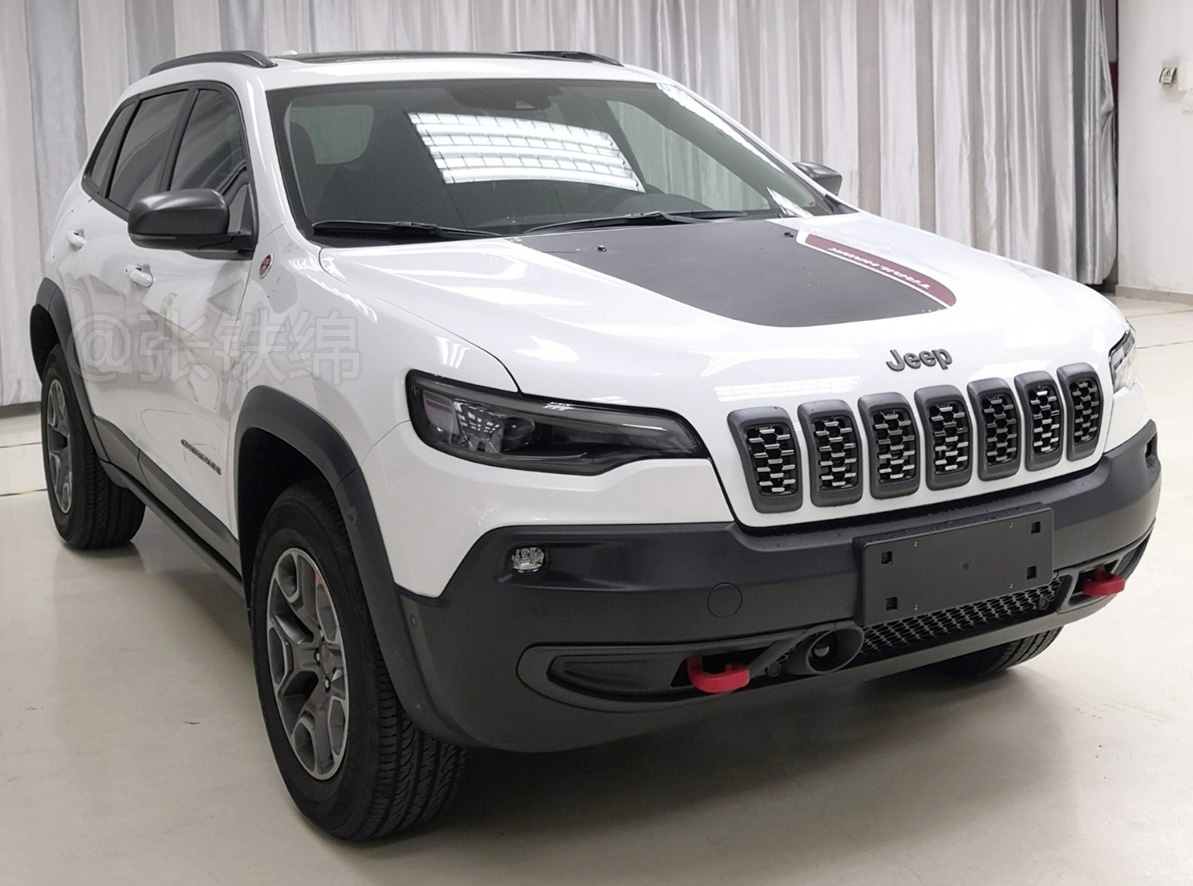 新款jeep自由光实车曝光,外观小改,车身加长,动力不变