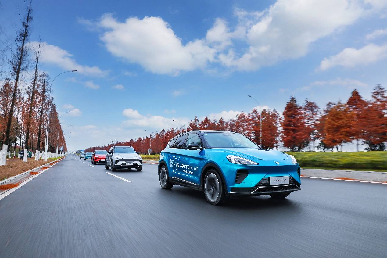 超长续航加持极智安全的极狐汽车首次亮相榕城