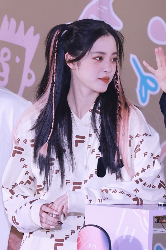 欧阳娜娜的造型太可爱了扎双马尾就像小孩雀斑妆太美啦