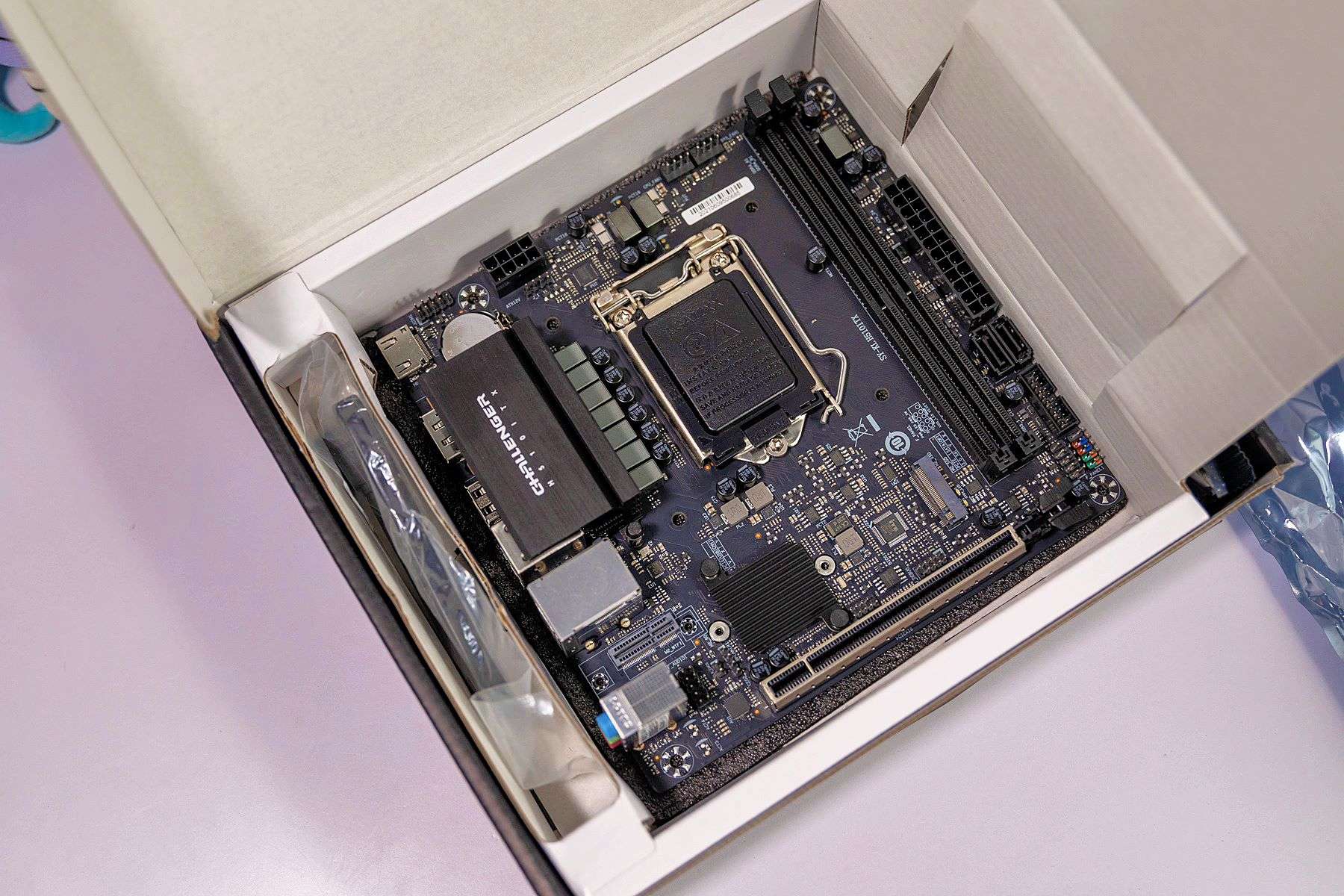 打开包装,先看到的是主板的快速安装手册.