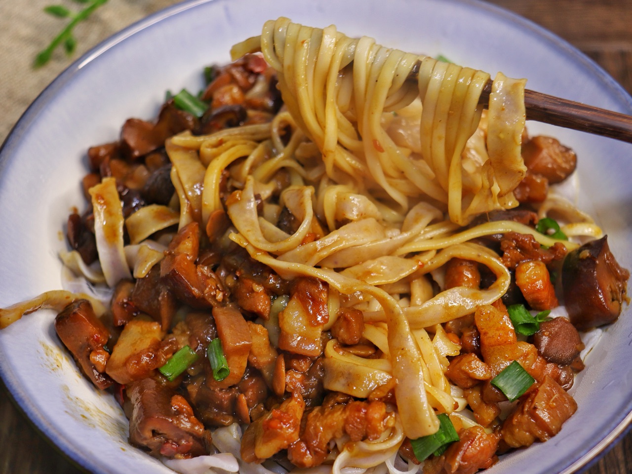 家常香菇肉酱拌面爱吃面条不能错过鲜香爽滑做法简单