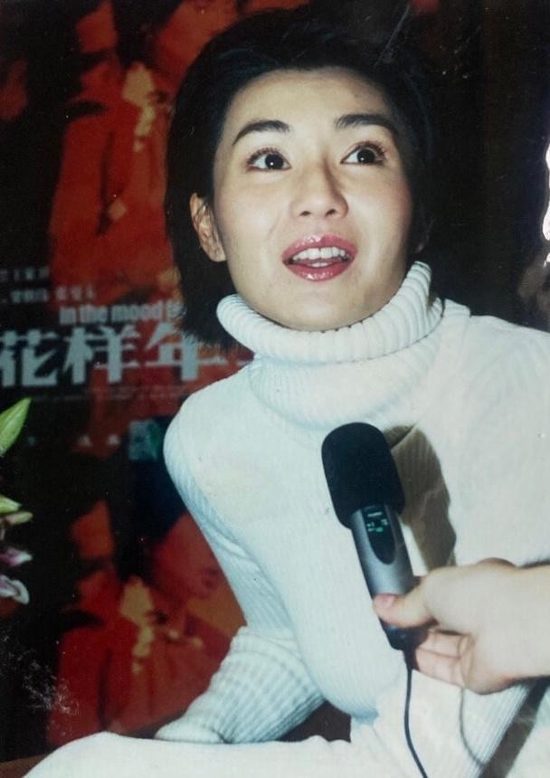 年轻的张曼玉超可爱穿毛衣气质太俏皮狗啃刘海也能驾驭