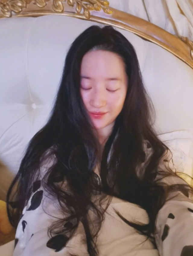 刘亦菲躺床上怼脸自拍,素颜皮肤微红疑醉酒,穿睡衣姿态慵懒妩媚