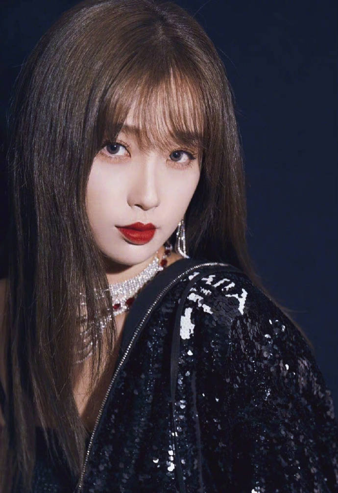 虞书欣穿抹胸裙秀一字肩 红唇配直发气质既性感又可爱|虞书欣|套装